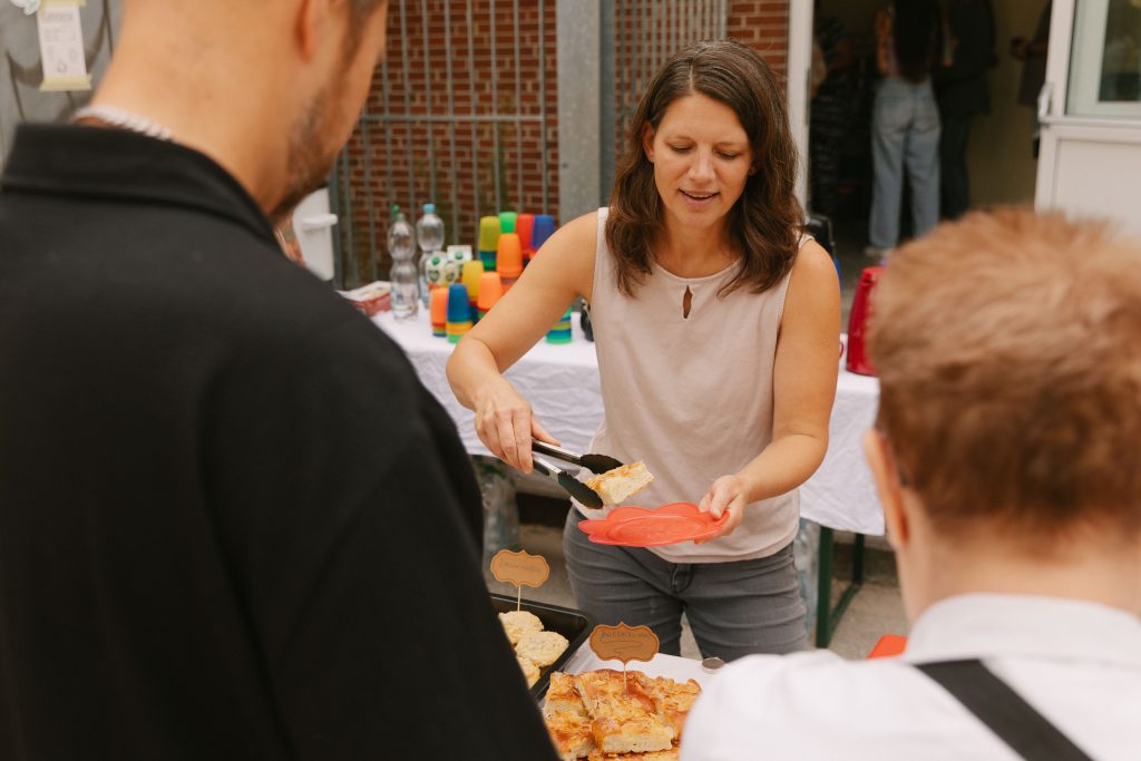 Die 1. Vorsitzende, Gesa Schole, teilt bei der Einschulung Kuchen aus