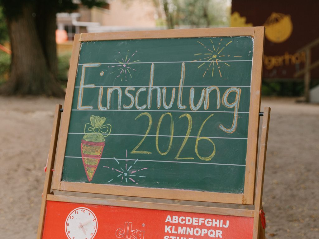 Eine Schul-Tafel auf der mit Kreide steht: Einschulung 2026