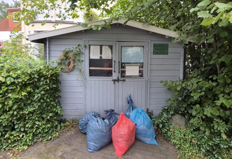 Sechs Müllsäcke gefüllt mir Kleidung, die vor einer Gartenhütte Stehen